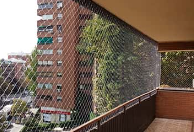 Varanda antes e depois com instalação de rede de proteção